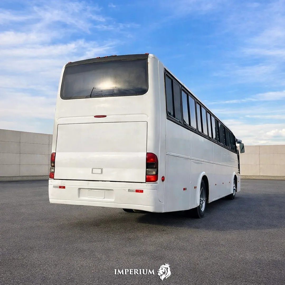Segunda vista do veículo executivo Imperium Turismo